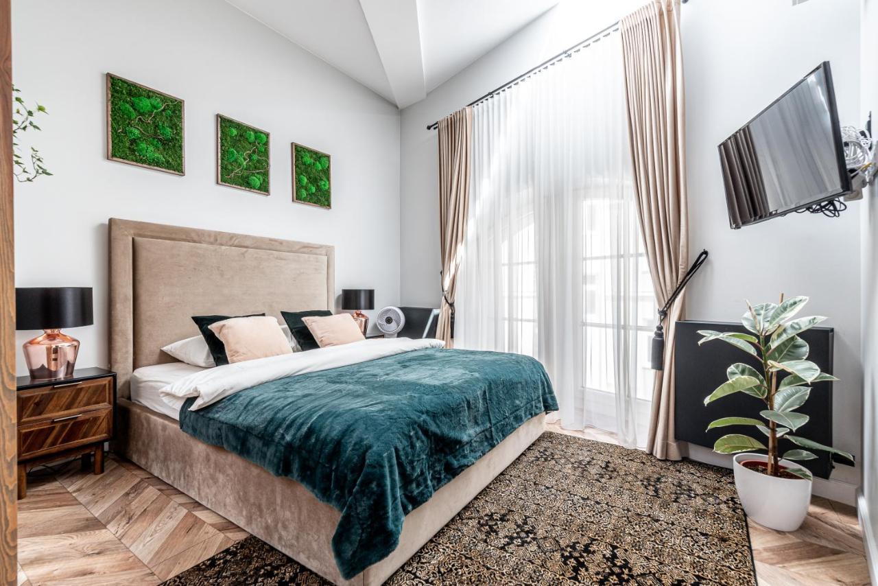 Sun Lighted Cathedral Square Studio Apartment Vilnius Bagian luar foto