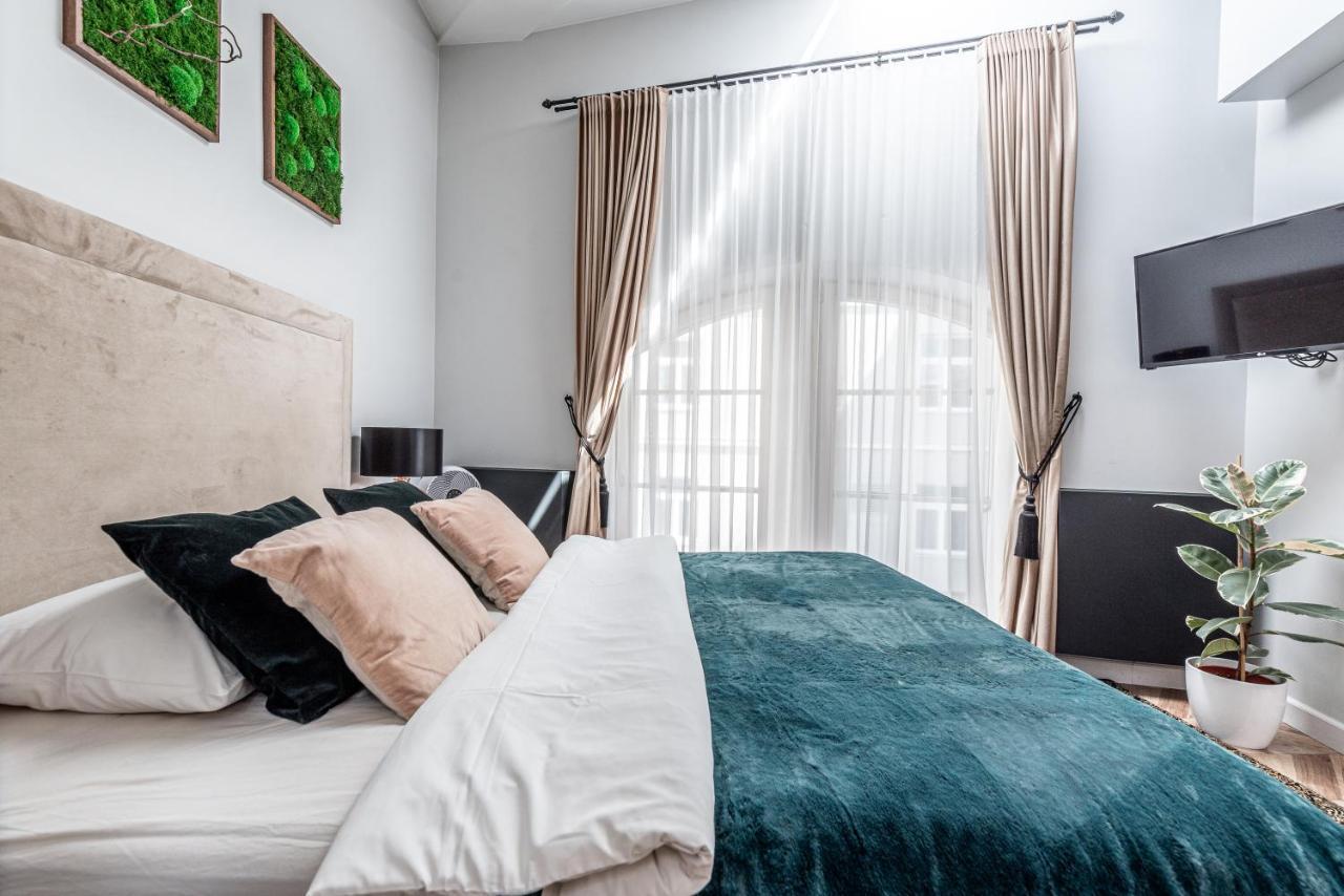 Sun Lighted Cathedral Square Studio Apartment Vilnius Bagian luar foto