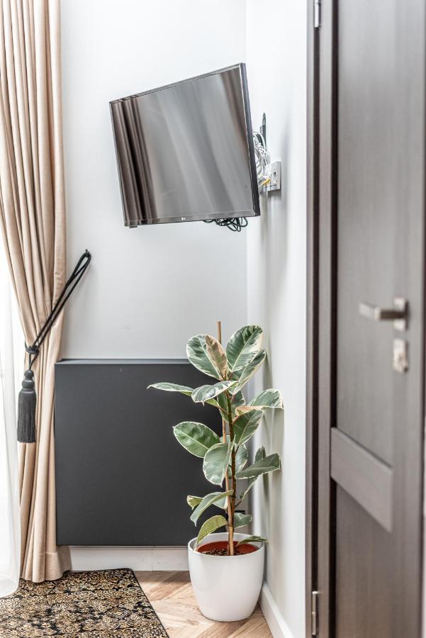 Sun Lighted Cathedral Square Studio Apartment Vilnius Bagian luar foto